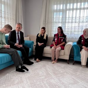 Cumhurbaşkanımızın takdirleriyle ilan edilen Aile ve Nüfus On Yılı kapsamında gerçekleştirdiğimiz aile ziyaretlerine, İl Müdürümüz Mustafa Çakır, İl Müdür Yardımcımız Eylem Çavdar ve Şube Müdürümüz Esra Duygu Akbaş katılım sağlamıştır. - fotoğraf 2