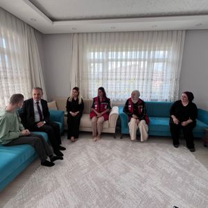 Cumhurbaşkanımızın takdirleriyle ilan edilen Aile ve Nüfus On Yılı kapsamında gerçekleştirdiğimiz aile ziyaretlerine, İl Müdürümüz Mustafa Çakır, İl Müdür Yardımcımız Eylem Çavdar ve Şube Müdürümüz Esra Duygu Akbaş katılım sağlamıştır. - fotoğraf 3