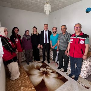 Cumhurbaşkanımızın takdirleriyle ilan edilen Aile ve Nüfus On Yılı kapsamında gerçekleştirdiğimiz aile ziyaretlerine, İl Müdürümüz Mustafa Çakır, İl Müdür Yardımcımız Eylem Çavdar ve Şube Müdürümüz Esra Duygu Akbaş katılım sağlamıştır. - fotoğraf 1