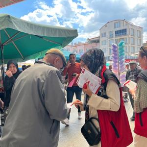 Sosyal Hizmet Merkezi Müdürlüğü personelimiz ile Salı Pazarında Burdur halkıyla bir araya gelindi. - fotoğraf 6