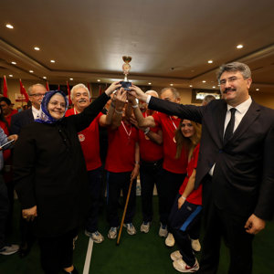 Bakan Selçuk Yaşlılarla Bocce Oynadı, Şampiyon Çınarlara Ödül Verdi - fotoğraf 6