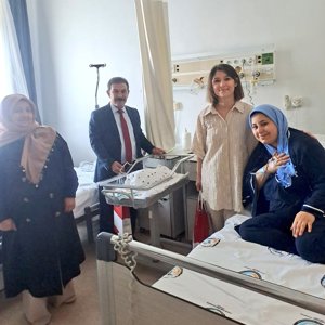 Milli Aile Haftası ve Nüfus 10 Yılı Kapsamında Yeni Doğan Bebekler Ziyaret Edildi - fotoğraf 3