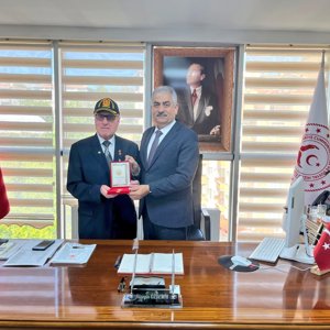 Kıbrıs Gazimiz Fuat Özden’e Milli Mücadele Madalyası Takdim Edildi - fotoğraf 1