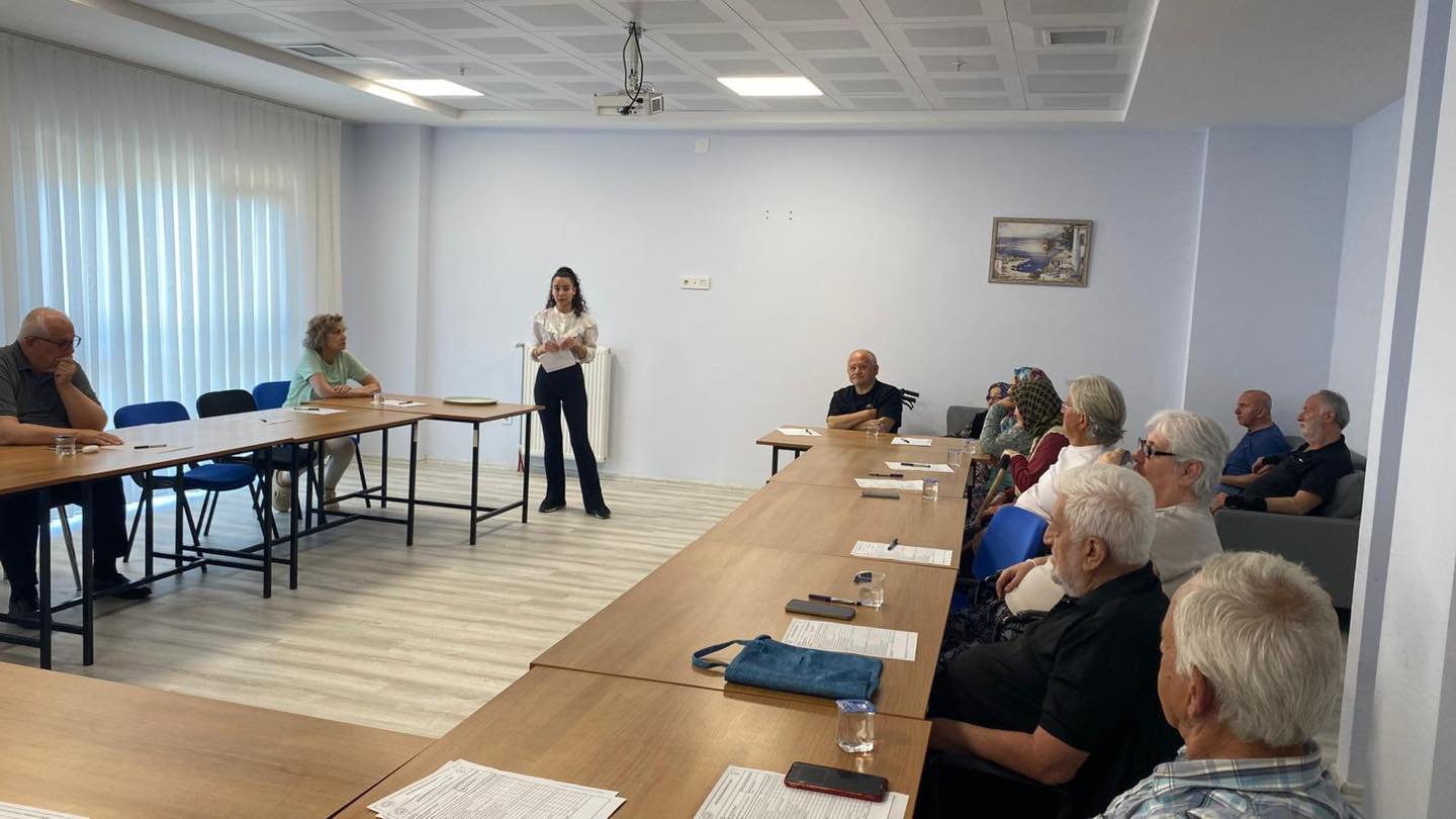 Gördes Huzurevinde Teknoloji Bağımlılığı ve Dijital Okuryazarlık Eğitimi Verildi