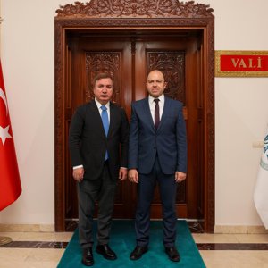 Erzincan Aile ve Sosyal Hizmetler İl Müdürlüğü görevine başlayan İl Müdürümüz Sayın Abdulhalim Ünalan, Valimiz Sayın Hamza Aydoğdu’yu makamında ziyaret ederek görevine başladı. - fotoğraf 1