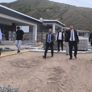 İL MÜDÜRÜMÜZ SAYIN SERDAR DEMİRCİ, YAPIMI DEVAM EDEN ELAZIĞ HAZAR BABA ENGELSİZ YAŞAM BAKIM REHABİLİTASYON VE AİLE DANIŞMA MERKEZ'İNDE İNCELEMELERDE BULUNDU - fotoğraf 3