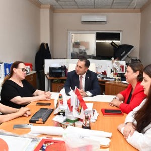 İl Müdürümüz İlkay Türkoğlu, Akimpeks Ltd. Şti. Yönetim Kurulu Başkanı Berna Akyüzlü’yü İşletmesinde Ziyareti - fotoğraf 1