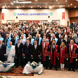 Kafkas Üniversitesi'nde Mezuniyet Coşkusunda İl Müdürümüz Öğrencilerin Mezuniyet Heyecanına Ortak Oldu. 🎓 - fotoğraf 2