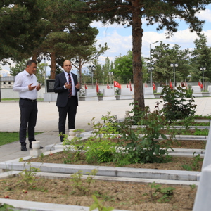  Erzincan Aile Ve Sosyal Hizmetler İl Müdürlüğü Görevine Başlayan İl Müdürümüz Sayın Abdulhalim Ünalan, Göreve Başlamasının Ardından İlk Ziyaretlerini Erzincan’ın Manevi Mirasına Ve Aziz Şehitlerimizin Hatırasına Gerçekleştirdi. - fotoğraf 1