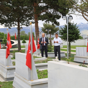  Erzincan Aile Ve Sosyal Hizmetler İl Müdürlüğü Görevine Başlayan İl Müdürümüz Sayın Abdulhalim Ünalan, Göreve Başlamasının Ardından İlk Ziyaretlerini Erzincan’ın Manevi Mirasına Ve Aziz Şehitlerimizin Hatırasına Gerçekleştirdi. - fotoğraf 2