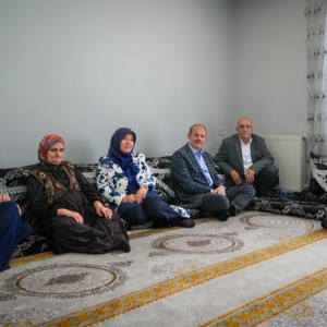 Hakkari’de Anneler Günü’nde Şehit Ailelerine Anlamlı Ziyaret - fotoğraf 1