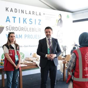 İl Müdürümüz Sn. Ömer Turan, Sıfır Atık Festivali Kapsamında Bakanlığımızın Standını Ziyaret Ederek, Atık Malzemelerle Üretilen Eserleri İnceledi - fotoğraf 1