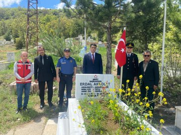 Akdağmadeni Sosyal Hizmet Merkezi Müdürlüğümüzce aziz şehitlerimizin kabirleri ziyaret edildi.