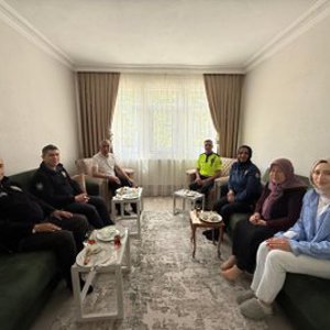 Sarıkaya Sosyal Hizmet Merkezi Müdürlüğümüz koordinesinde ilçe kurum amirlerinin katılımıyla şehit ve gazi ailelerimize ziyaretler gerçekleştirildi. - fotoğraf 4