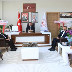 ARICAK ÜÇOCAK BELDE BELEDİYE BAŞKANI SAYIN YILMAZ YEGÜL VE ERİMLİ BELDE BELEDİYE BAŞKANI SAYIN CİHAN YILMAZ'DAN İL MÜDÜRÜMÜZ SAYIN SERDAR DEMİRCİ'YE HAYIRLI OLSUN ZİYARETİ - fotoğraf 1