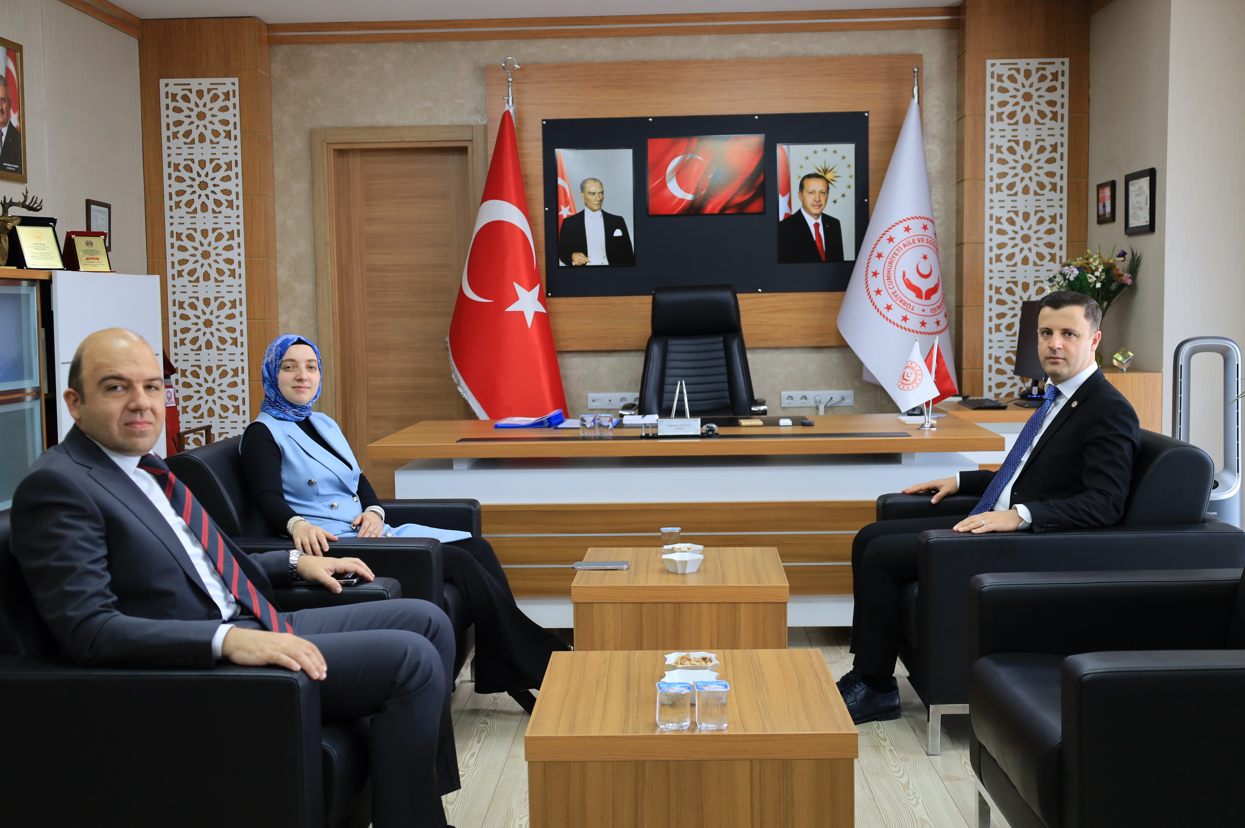 Aile Ve Sosyal Hizmetler İl Müdürlüğümüzü Ziyaret Eden Vali Yardımcılarımız Sayın Rümeysa Sena Kurt Ve Sayın Nurullah Kaya, İl Müdürümüz Sayın Abdulhalim Ünalan’dan Kurumumuzun Çalışmaları Hakkında Bilgi Aldılar.