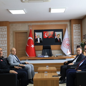 İl Afet Ve Acil Durum Müdürü Sayın Enver Özcan, Sosyal Yardımlaşma Ve Dayanışma Vakfı (SYDV) Müdürü Sayın Remzi Sarıgöl İle Erzincan Organize Sanayi Bölgesi (OSB) Bölge Müdürü Sayın Ömer Faruk Nayman, İl Müdürümüz Sayın Abdulhalim Ünalan’ı Makamında Ziyaret Ettiler. - fotoğraf 1