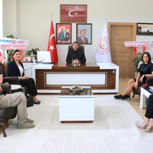 FIRAT ÜNİVERSİTESİ KADIN VE AİLE ÇALIŞMALARI UYGULAMA VE ARAŞTIRMA MERKEZİ (FÜKÇAM) MÜDÜRÜ PROF. DR. BAHAR DEMİREL VE YÖNETİM KURULU ÜYELERİNDEN İL MÜDÜRÜMÜZ SAYIN SERDAR DEMİRCİ’YE HAYIRLI OLSUN ZİYARETİ - fotoğraf 1