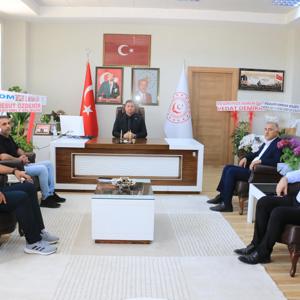 SAĞLIK-SEN ŞUBE BAŞKANI SAYIN SELÇUK KILIÇ VE YÖNETİM KURULU ÜYELERİNDEN İL MÜDÜRÜMÜZ SAYIN SERDAR DEMİRCİ’YE HAYIRLI OLSUN ZİYARETİ - fotoğraf 1