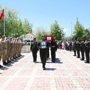 KIBRIS GAZİMİZ ŞAHİN ACAR SON YOLCULUĞUNA UĞURLANDI - fotoğraf 3