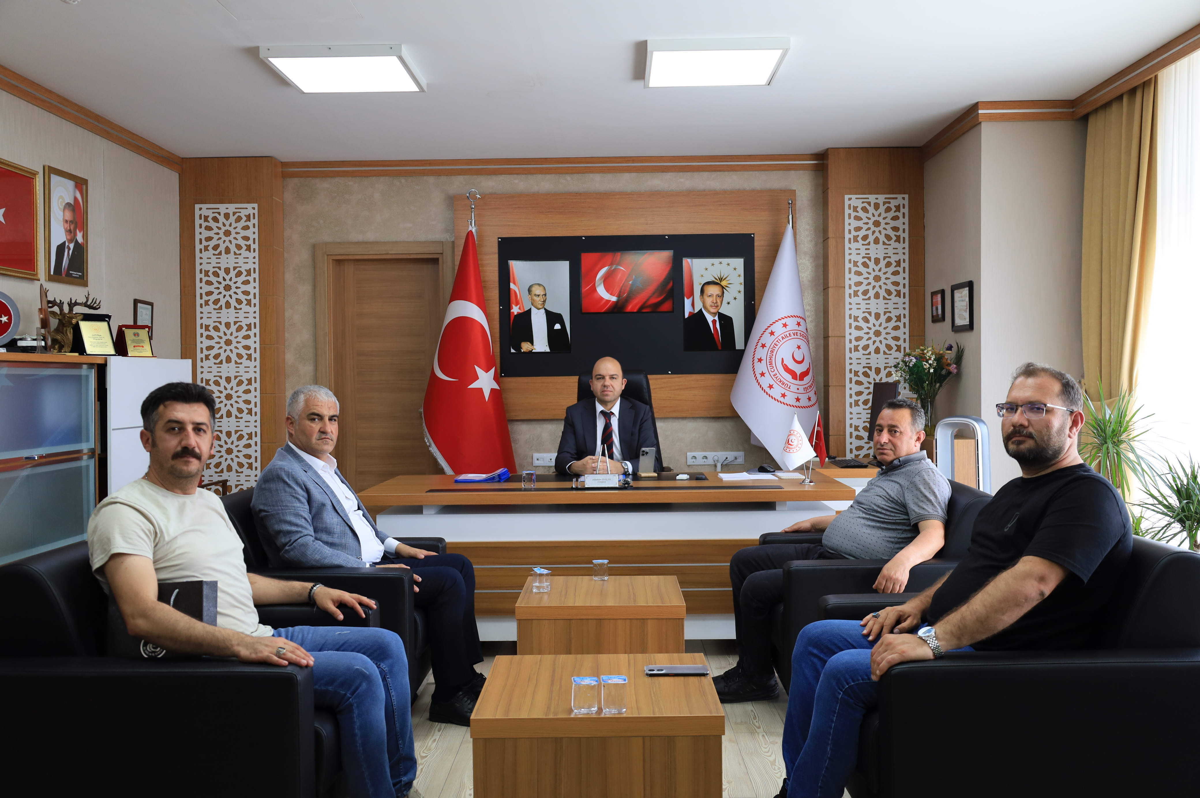 Öz- Sağlık İş Sendikası Erzincan Şube Başkanı Sayın Metin Bulut Ve Beraberindeki Yönetim Kurulu Üyeleri, İl Müdürümüz Sayın Abdulhalim Ünalan’ı Makamında Ziyaret Etti.
