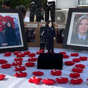 İl Müdürümüz Harun Tohumcu, Şehit Polis Memuru Nefise Çetin Özsoy’un aziz hatırasına düzenlenen El Sanatları ve Örgü Sergisine katılım sağladı. - fotoğraf 3