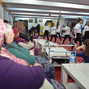 “Geleneksel Huzurevi Eğlencesi” Düzenlendi - fotoğraf 3