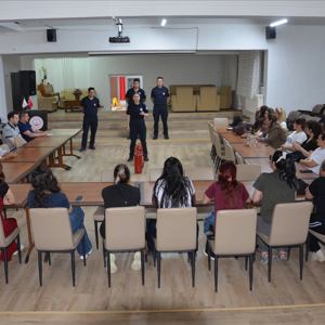 Edirne Aile ve Sosyal Hizmetler İl Müdürlüğü ve bağlı kuruluşlarda görevli personel ve hizmet alan gruplara yönelik “Yangın ve Yangın Tatbikatı” konulu eğitimler gerçekleştirildi. - fotoğraf 3