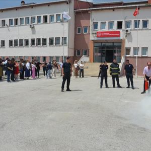 Edirne Aile ve Sosyal Hizmetler İl Müdürlüğü ve bağlı kuruluşlarda görevli personel ve hizmet alan gruplara yönelik “Yangın ve Yangın Tatbikatı” konulu eğitimler gerçekleştirildi. - fotoğraf 4