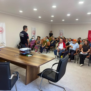 Edirne Aile ve Sosyal Hizmetler İl Müdürlüğü ve bağlı kuruluşlarda görevli personel ve hizmet alan gruplara yönelik “Yangın ve Yangın Tatbikatı” konulu eğitimler gerçekleştirildi. - fotoğraf 8