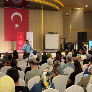 Eğitimci-Yazar Zekeriya Efiloğlu, “Dijital Çağda Aile Olmak” Konulu Konferansta Katılımcılarla Buluştu - fotoğraf 5