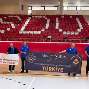 Süleyman Demirel Üniversitesi ev sahipliğinde düzenlenen 6. Ulusal Tazelenme Olimpiyatlarına Bakan Yardımcımız Adil Çalışkan, Engelli ve Yaşlı Hizmetleri Genel Müdür Yardımcısı İsa Tekpınar, Yaşlı Politikaları Daire Başkanı Doç. Dr. Fatih Elibol, Yaşlı Bakım Hizmetleri Daire Başkanı Yakup Gümüş ve İl Müdürümüz Selim Köse katılım sağladı. - fotoğraf 2