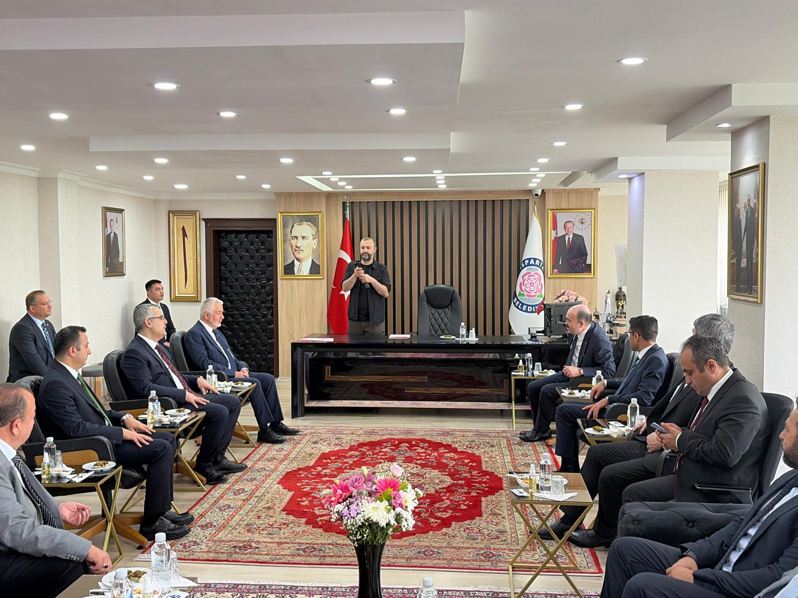 Bakan Yardımcımız Adil Çalışkan, Engelli ve Yaşlı Hizmetleri Genel Müdür Yardımcısı İsa Tekpınar, Yaşlı Politikaları Daire Başkanı Doç. Dr. Fatih Elibol, Yaşlı Bakım Hizmetleri Daire Başkanı Yakup Gümüş ve İl Müdürümüz Selim Köse, Isparta Belediye Başkanı Şükrü Başdeğirmen’i makamında ziyaret etti.