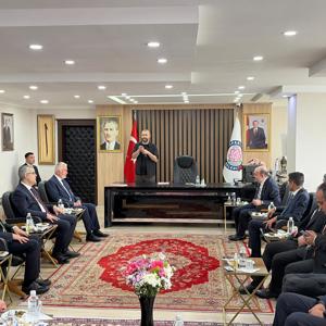 Bakan Yardımcımız Adil Çalışkan, Engelli ve Yaşlı Hizmetleri Genel Müdür Yardımcısı İsa Tekpınar, Yaşlı Politikaları Daire Başkanı Doç. Dr. Fatih Elibol, Yaşlı Bakım Hizmetleri Daire Başkanı Yakup Gümüş ve İl Müdürümüz Selim Köse, Isparta Belediye Başkanı Şükrü Başdeğirmen’i makamında ziyaret etti. - fotoğraf 2