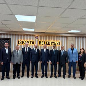 Bakan Yardımcımız Adil Çalışkan, Engelli ve Yaşlı Hizmetleri Genel Müdür Yardımcısı İsa Tekpınar, Yaşlı Politikaları Daire Başkanı Doç. Dr. Fatih Elibol, Yaşlı Bakım Hizmetleri Daire Başkanı Yakup Gümüş ve İl Müdürümüz Selim Köse, Isparta Belediye Başkanı Şükrü Başdeğirmen’i makamında ziyaret etti. - fotoğraf 1
