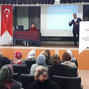 AEP kapsamında Aile ve İnternet konusunda Varto Halk Eğitim Kursiyerlerine Eğitim verildi. - fotoğraf 1