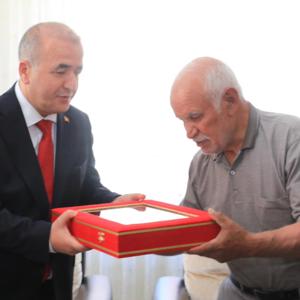 VALİMİZ, İL PROTOKOLÜ VE İL MÜDÜRÜMÜZDEN ŞEHİT AİLEMİZE ANLAMLI ZİYARET - fotoğraf 2