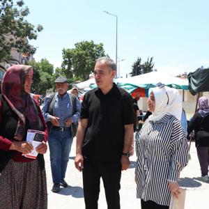  İl Müdürümüz Mustafa Çakır,Kıymetli Eşi Elif Çakır, Sosyal Hizmet Merkezi Müdürümüz Şeyda Şimşek ve görevli personelimizle birlikte Burdur Salı Pazarında vatandaşlarımızla bir araya geldi. - fotoğraf 1