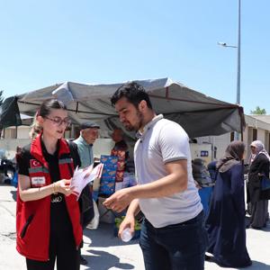  İl Müdürümüz Mustafa Çakır,Kıymetli Eşi Elif Çakır, Sosyal Hizmet Merkezi Müdürümüz Şeyda Şimşek ve görevli personelimizle birlikte Burdur Salı Pazarında vatandaşlarımızla bir araya geldi. - fotoğraf 2