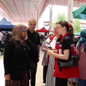  İl Müdürümüz Mustafa Çakır,Kıymetli Eşi Elif Çakır, Sosyal Hizmet Merkezi Müdürümüz Şeyda Şimşek ve görevli personelimizle birlikte Burdur Salı Pazarında vatandaşlarımızla bir araya geldi. - fotoğraf 3
