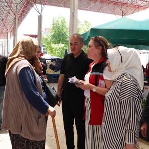  İl Müdürümüz Mustafa Çakır,Kıymetli Eşi Elif Çakır, Sosyal Hizmet Merkezi Müdürümüz Şeyda Şimşek ve görevli personelimizle birlikte Burdur Salı Pazarında vatandaşlarımızla bir araya geldi. - fotoğraf 7