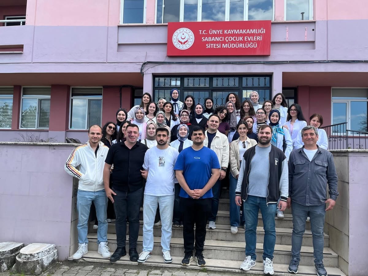 Üniversiteli Gençlerden Çocuk Evlerimize Neşe Dolu Bir Ziyaret
