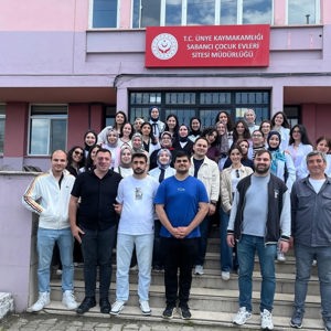 Üniversiteli Gençlerden Çocuk Evlerimize Neşe Dolu Bir Ziyaret - fotoğraf 1