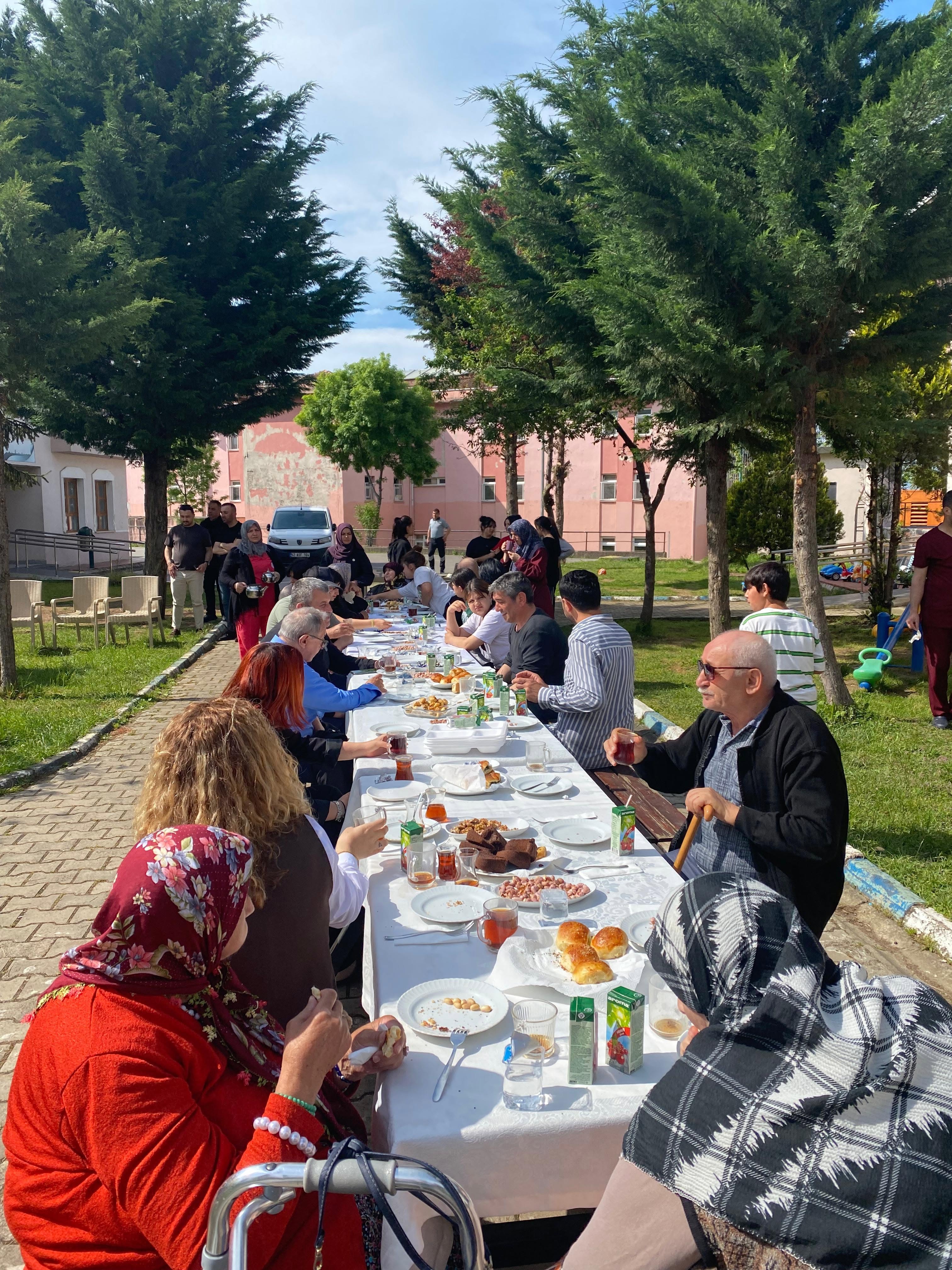 Nesiller Arası Gönül Köprüsü Huzurevi Sakinlerimiz ve Çocuklarımız Bayram Coşkusunda Buluştu