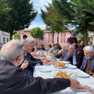 Nesiller Arası Gönül Köprüsü Huzurevi Sakinlerimiz ve Çocuklarımız Bayram Coşkusunda Buluştu - fotoğraf 2