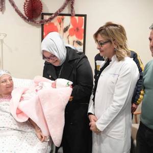 Bakan Selçuk Ankara’da Yılın İlk Bebeğini Ziyaret Etti - fotoğraf 1