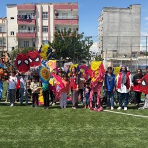 İl Müdürlüğümüze bağlı Suruç Sosyal Hizmet Merkezimiz, ilçe SYDV iş birliğiyle Suruç Gençlik Merkezi’nde, ebeveyn kaybı yaşamış ODES Projemiz kapsamında desteklediğimiz 60 çocuğumuzla birlikte “Uçurtma Şenliği” gerçekleştirdik. - fotoğraf 3