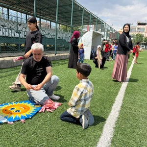 İl Müdürlüğümüze bağlı Suruç Sosyal Hizmet Merkezimiz, ilçe SYDV iş birliğiyle Suruç Gençlik Merkezi’nde, ebeveyn kaybı yaşamış ODES Projemiz kapsamında desteklediğimiz 60 çocuğumuzla birlikte “Uçurtma Şenliği” gerçekleştirdik. - fotoğraf 5