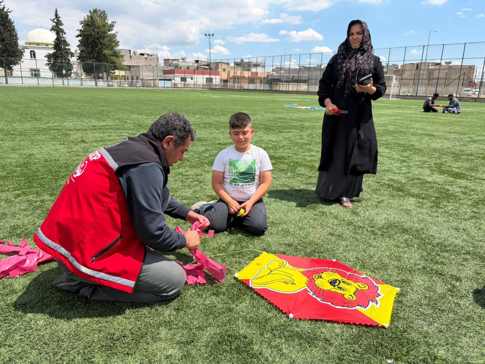 İl Müdürlüğümüze bağlı Suruç Sosyal Hizmet Merkezimiz, ilçe SYDV iş birliğiyle Suruç Gençlik Merkezi’nde, ebeveyn kaybı yaşamış ODES Projemiz kapsamında desteklediğimiz 60 çocuğumuzla birlikte “Uçurtma Şenliği” gerçekleştirdik.
