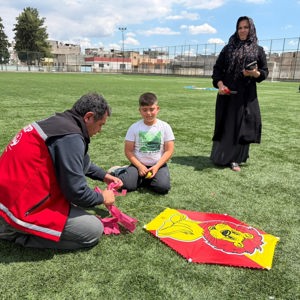 İl Müdürlüğümüze bağlı Suruç Sosyal Hizmet Merkezimiz, ilçe SYDV iş birliğiyle Suruç Gençlik Merkezi’nde, ebeveyn kaybı yaşamış ODES Projemiz kapsamında desteklediğimiz 60 çocuğumuzla birlikte “Uçurtma Şenliği” gerçekleştirdik. - fotoğraf 1